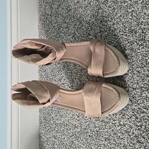 Jennifer Lopez wedge sandals Size:9 Golden beige color